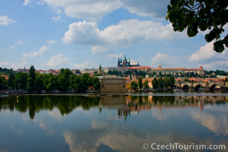 praha_-_hradcany_zrcadleni_[800x533]